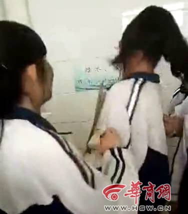 又是校园欺凌!靖边六中女生厕所内遭同学轮番扇耳光