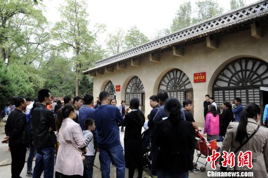 图为枣园旧址的游客听讲解员介绍有关历史。 高庆国 摄