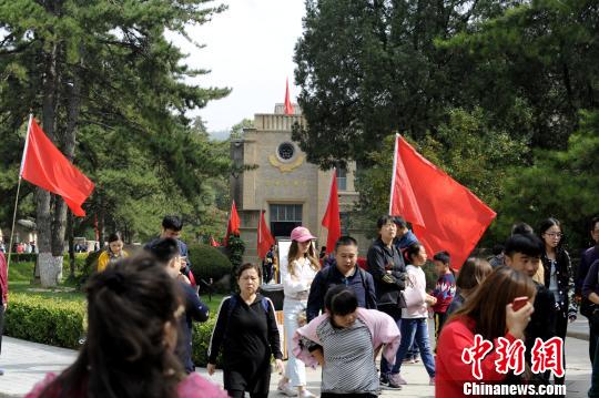 图为杨家岭旧址插满红旗,国庆节的氛围浓厚。 高庆国 摄