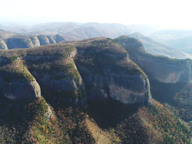 从空中俯瞰照金薛家寨丹霞地貌,雄浑壮美,山峦