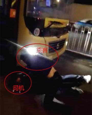 咸阳公交再起司乘冲突 司机被乘客压在地上打