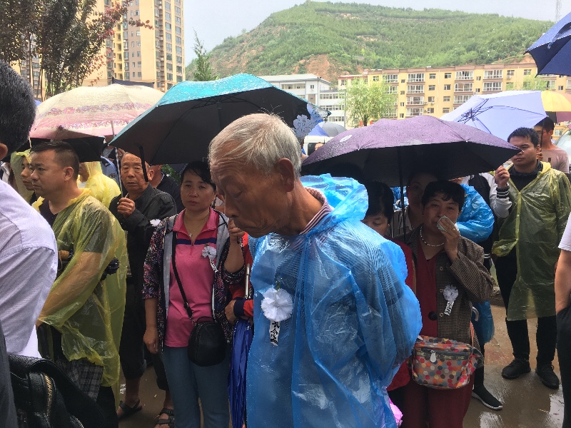办案时因公牺牲 延安2000余人大雨中送别英雄樊惠