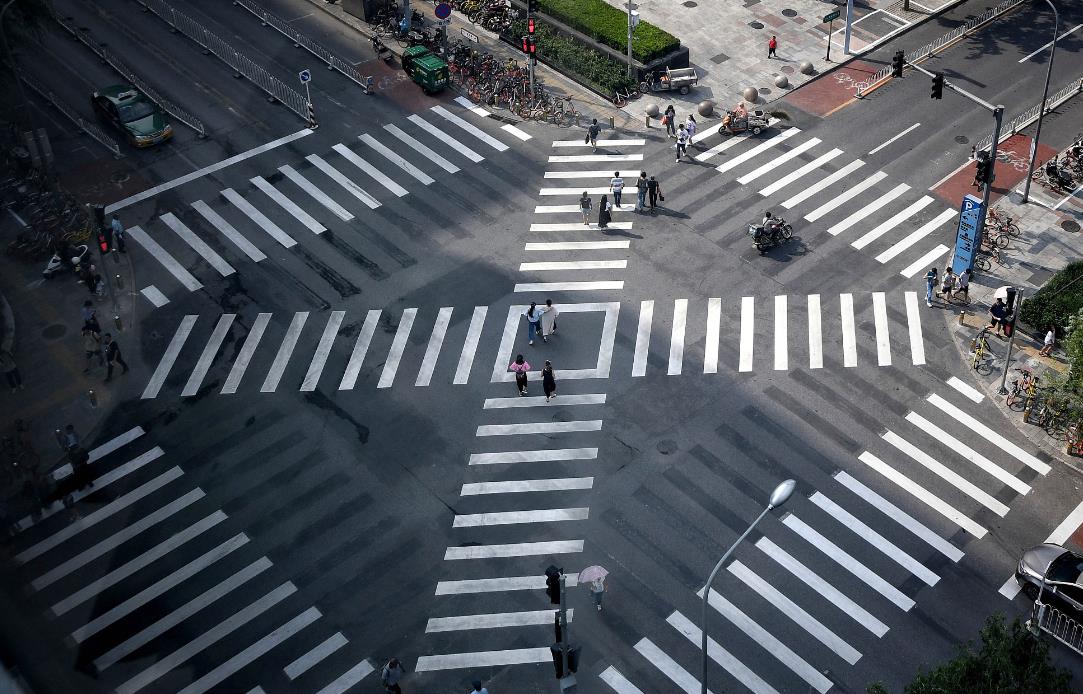 十字路口設於魯谷西街與政達路交叉路口,在